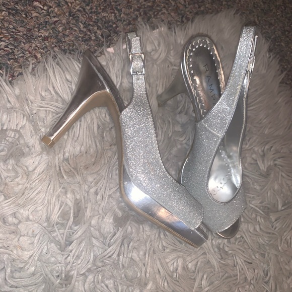 Silver Heels - Picture 2 of 2